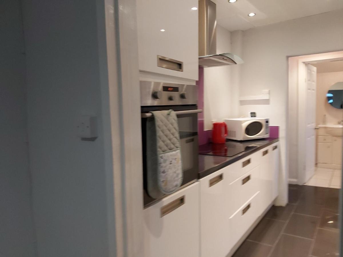 Pearson House - Huku Kwetu 3 Bedroom End Of Terrance House - Family And Business Group Self Catering Accommodation -Huku Kwetu 诺丁汉 外观 照片